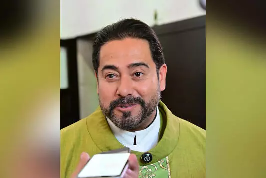 La Iglesia Católica continúa enfrentando un importante déficit de sacerdotes para atender a la población, reconoció el párroco de Santiago Após