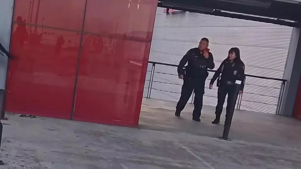Una joven de 24 años de edad intentó lanzarse desde la azotea de un centro comercial ubicado en la alcaldía Coyoacán, en la Ciudad de México.