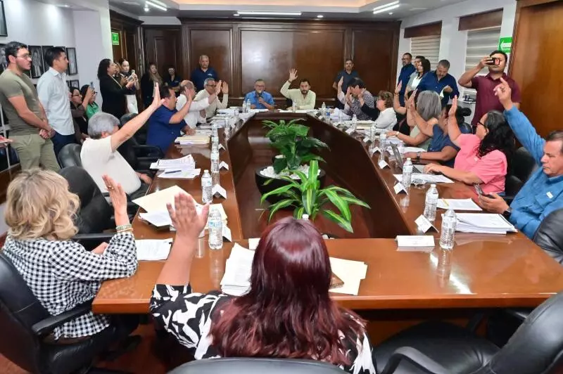 El funcionario precisó que hasta el momento ninguno de los dos ha presentado dicho oficio, aunque señaló que existe comunicación con ellos y que la Secretaría mantiene la disposición de turnar su solicitud tan pronto la reciban.