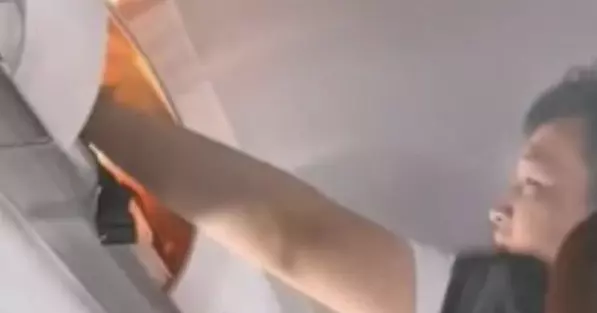 Un avión de China Eastern Airlines vivió este viernes momentos de pánico al incendiarse una batería portátil en un portaequipaje