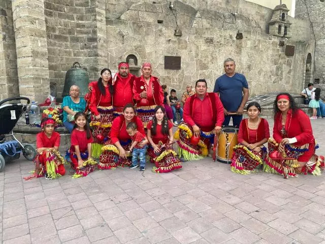 Uno de ellos es Cruz Manuel Rodríguez Aguilar, de 76 años, quien recordó que comenzó a participar en la danza cuando tenía 18, impulsado por la fe y bajo el acompañamiento del entonces monseñor Andrés Dávila.