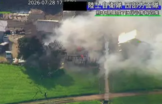 Una persona fue hallada en una casa derrumbada en la ciudad de Yatsushiro y fue trasladada a un hospital, donde falleció