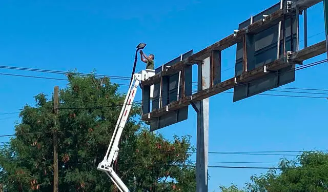 El departamento de Alumbrado Público de Monclova realiza el reemplazo de cableado dañado y modernización gradual de 15 luminarias que se vieron afectadas con las recientes lluvias.
