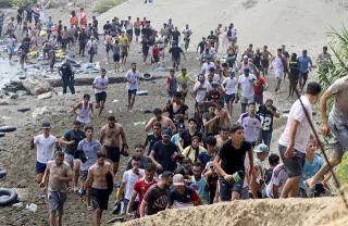 Miles de migrantes cruzaron de Marruecos a Ceuta; autoridades pidieron declarar emergencia nacional, mientras aumentan las muertes en la ruta marítim