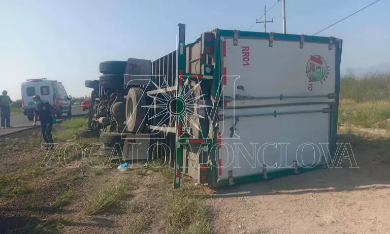 Paramédicos municipales acudieron de inmediato la mañana de este jueves al lugar del accidente, donde brindaron atención prehospitalaria al conductor.