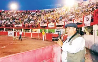 Roberto Alarcón Narváez, ha sido durante cinco décadas un incansable cronista visual de los acontecimientos que han dado identidad a esta tierra