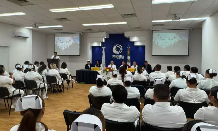 Faustino Aguilar Arocha, titular de la dependencia estatal, dijo que 46 médicos y enfermeras culminaron su periodo, por lo que en breve iniciarán las prácticas de los nuevos residentes.