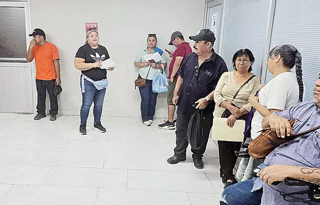 Derechohabientes del IMSS denunciaron retrasos de hasta tres días en la expedición de incapacidades médicas.