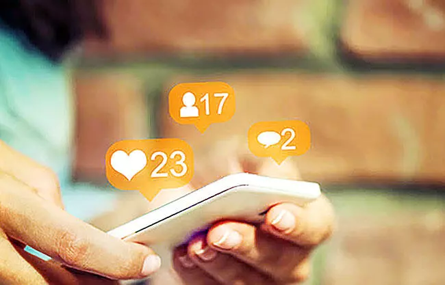 El uso excesivo de dispositivos electrónicos y redes sociales puede relacionarse con problemas como ansiedad, depresión y alteraciones en los hábit