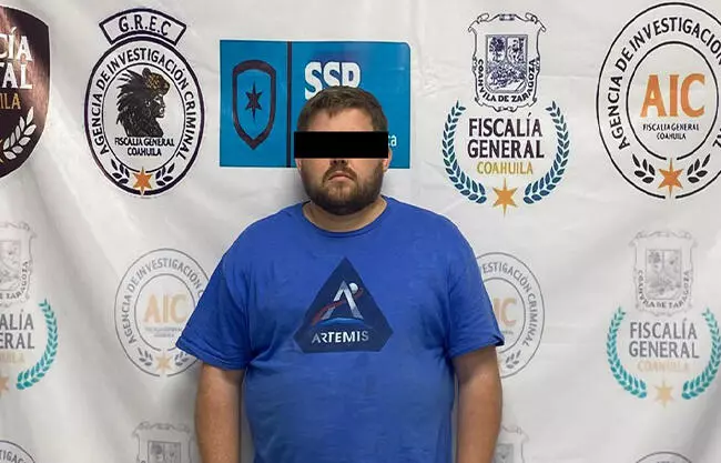 Vinculan a proceso a ex militar texano durante audiencia suspendida por presunto ataque de ansiedad.