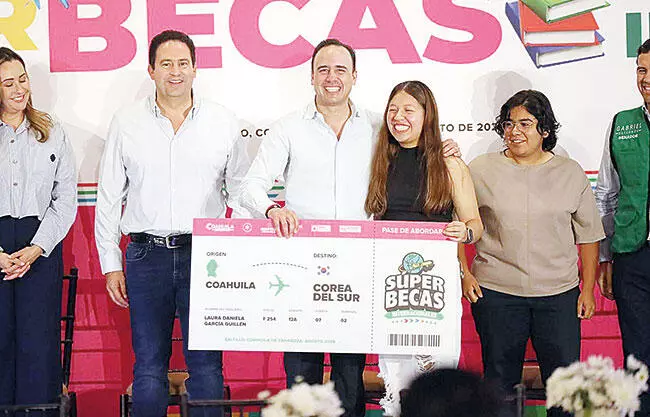 Entrega Manolo Jiménez Salinas ‘Súper Becas’ a los jóvenes