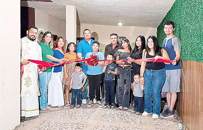 El alcalde Javier Flores asiste a la inauguración de nuevo restaurante en San Buenaventura