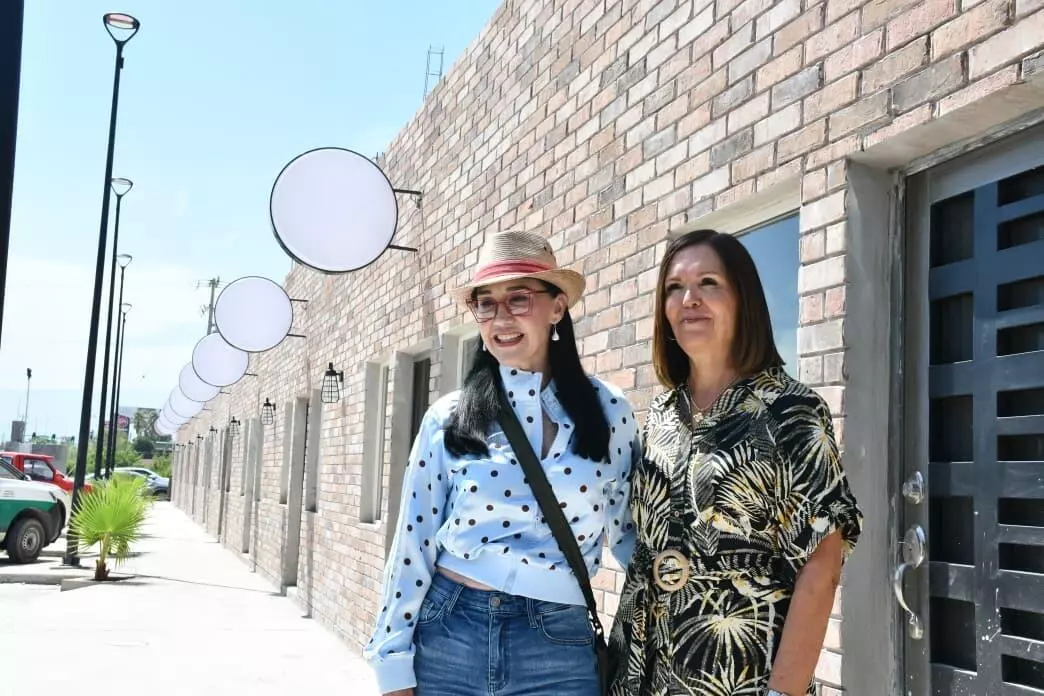 Las viviendas, de tres y dos recámaras, fueron diseñadas por un joven arquitecto egresado de la UNAM con un enfoque de eficiencia energética, pensa