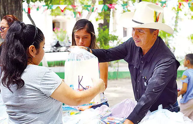 Benefician a cientos de estudiantes del sistema básico