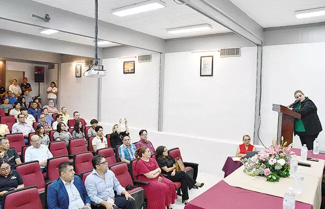 Directora del plantel presenta informe de actividades del ciclo escolar 2025-2026.