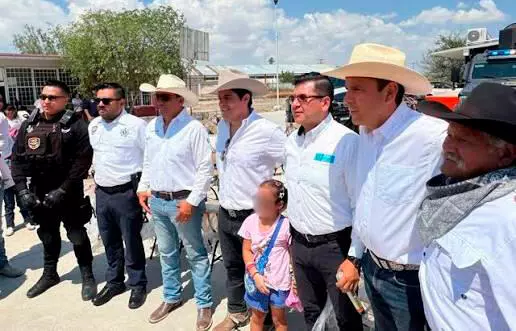 Alfredo Olivas dona útiles y mobiliario escolar a estudiantes de Parras, Coahuila