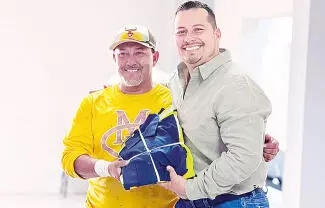 El Gobierno Municipal de San Buenaventura recibió la donación de camisas de trabajo por parte de la empresa Cintas San Buenaventura