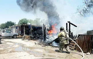 Desgarradores gritos de un hombre se escucharon ayer mientras bomberos apagaban el fuego
