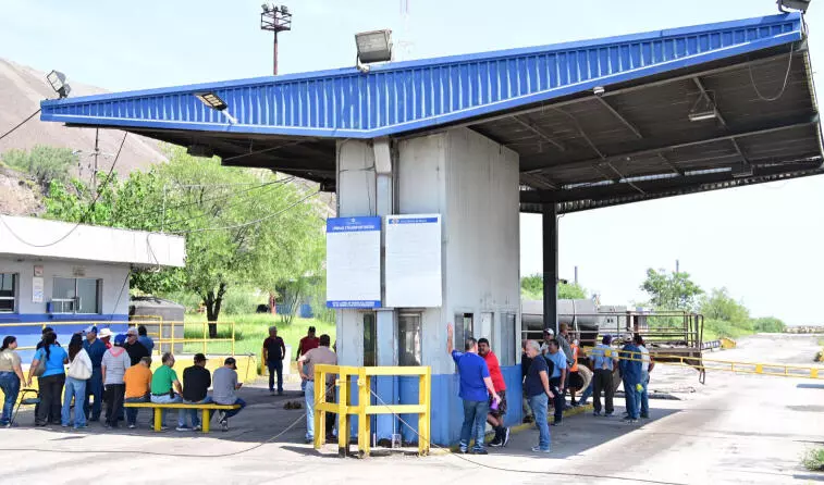 Trabajadores de Altos Hornos de México mantienen su postura de impedir la salida de un montacargas que permanece al interior de la empresa y que es reclamado por la compañía Bravo Montacargas.