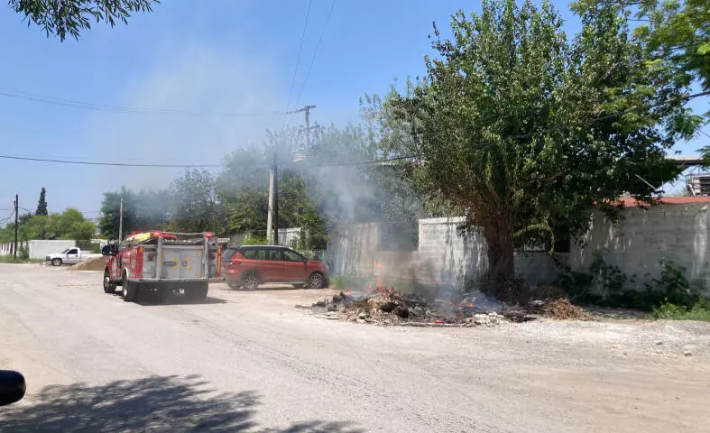 Durante esta misma semana ya son dos ocasiones en que detectan que algunas personas que pasan por el lugar les prenden fuego, lo que provoca una humareda muy fuerte.