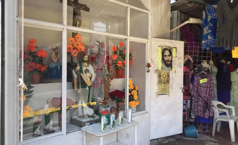 Ante las bajas ventas que se han presentado en los últimos meses, comerciantes de la fayuca se encomiendan a San Judas Tadeo, patrono de las causas difíciles, a fin de que los ayude a que esta situación mejore.