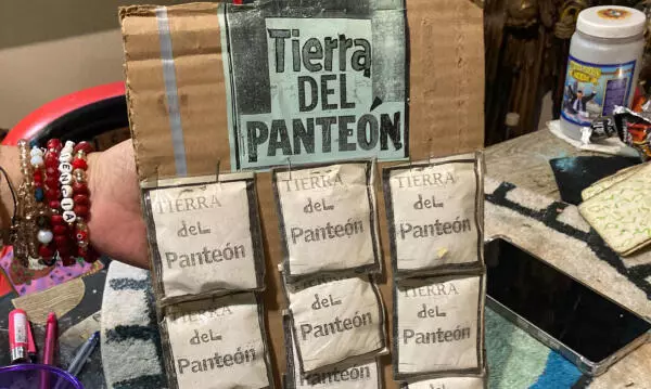 La mayoría de los supuestos trabajos de brujería enterrados en los panteones y que se muestran constantemente en redes sociales no corresponden a la realidad, aseguró Erika González, conocida como “La Chamana”.