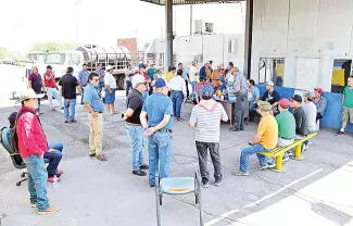 Trabajadores de AHMSA mantienen su postura de impedir la salida de un montacargas que permanece al interior de la empresa.