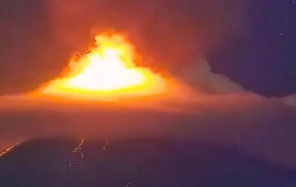  Autoridades activan alerta naranja y evacuan poblados ante la violenta erupción del volcán de Fuego, que expulsa lava y densa ceniza.