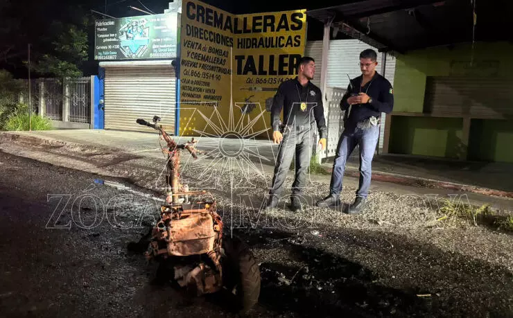 La emergencia fue reportada poco antes de las 22:30 horas, lo que movilizó a elementos del Cuerpo de Bomberos, quienes al arribar encontraron la unidad totalmente envuelta en llamas.