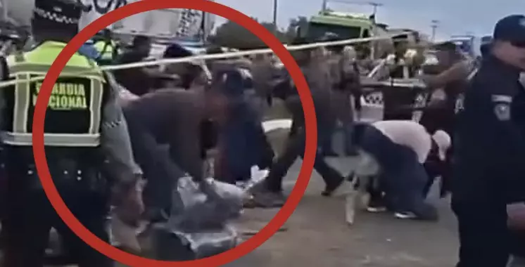 Durante varias horas, el tránsito presentó afectaciones mientras grúas de alto tonelaje trabajaban para reincorporar el camión y liberar la vía.