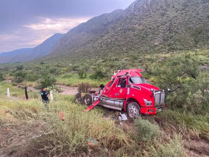 El conductor fue identificado como Jorge Luis Ríos Rojas, de 54 años de edad, con domicilio en la Ciudad de México, quien viajaba acompañado por J