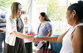 La Alcaldesa recorrió la colonia Independencia para entregar despensas y reiteró que el programa seguirá vigente
