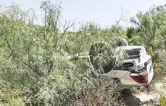 Un hombre originario de Nuevo León terminó hospitalizado luego de protagonizar una aparatosa salida de camino y volcadura.
