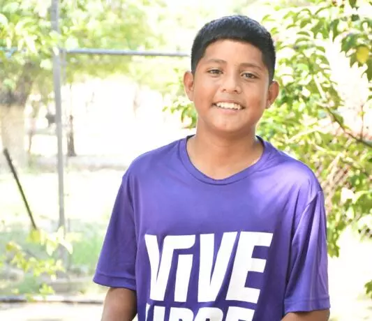 El pequeño Amador Loredo participará en el concurso de canto del programa “Vive Libre”, en su etapa regional, dentro de la categoría infantil.