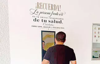 La Clínica Hospital del ISSSTE en Monclova, instaló un espejo en el acceso principal de la unidad médica.