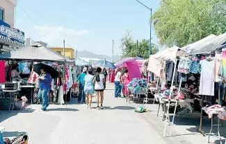 El calor de más de 30 grados centígrados que se sintió la mañana de este viernes, no impidió la actividad comercial en la ‘pulga’ de la Mirav