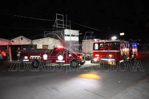 El fuego consumió la maleza del patio; por fortuna no llegó al interior de la casa.