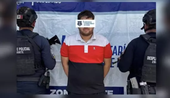 El arresto ocurrió en la colonia La Abundancia, donde agentes estatales ubicaron al hombre de 26 años señalado por inteligencia como mando de grupos activos en esa región de Chihuahua