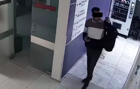 Un hombre que entraba a hospitales haciéndose pasar por paciente para robar equipo médico y las pertenencias de familiares.