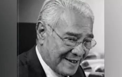 En 1991 fundó Farmacias del Ahorro con su hijo, revolucionando la venta de medicamentos en México con atención médica comunitaria continua.