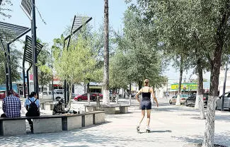 Dejar las redes, disfrutar de las mañanas del domingo para desestresarse, recomendó una joven que patinó sobre la plaza principal de Monclova.