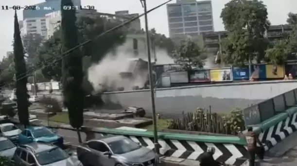 En la grabación se puede apreciar que, parte de la estructura del edificio cayó sobre la lateral del Viaducto Río Piedad