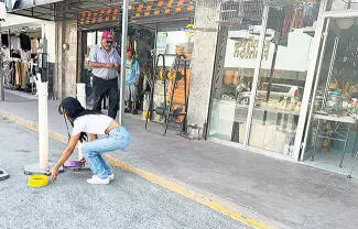 Un centro de hidratación y alimentación para seres sintientes es colocado a diario por las empleadas de una tradicional tienda de Monclova.