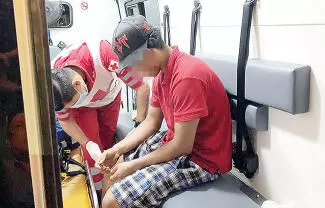Con golpes leves y diversas excoriaciones terminó un adolescente luego de perder el control de su motocicleta.