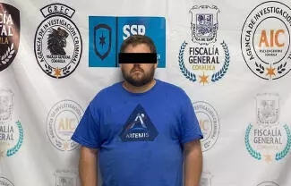 Vinculan a proceso a ex militar texano durante audiencia suspendida por presunto ataque de ansiedad.