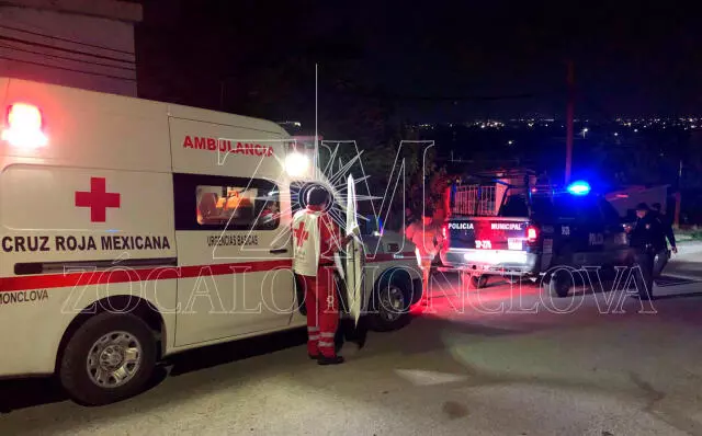 El joven fue auxiliado por los paramédicos de la Cruz Roja y trasladado al hospital.