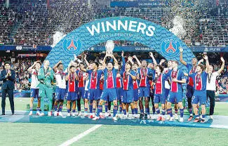 Paris Saint-Germain ganó la Supercopa de la UEFA por segundo año consecutivo al vencer a Aston Villa 2-1.