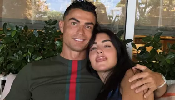 La modelo argentina, de 32 años de edad, le dijo “sí” al futbolista, con quien empezó a salir en 2016 y comparte seis hijos