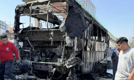 Los pasajeros lograron descender a tiempo de la unidad tras el siniestro