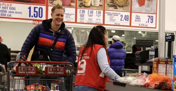 La cadena reintrodujo las bolsas rojas semidulces de 4,5 libras, entre 11,99 y casi 14 USD según la tienda, tras el retiro de julio de 2024